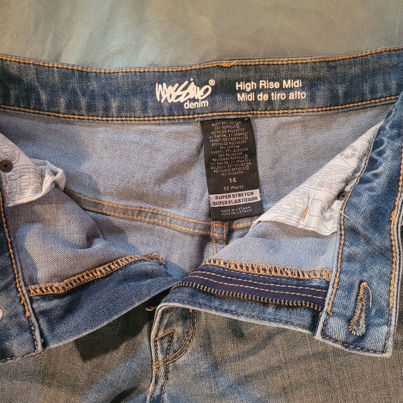 Mossimo High Rise Midi Shorts Medium Wash (Target Brand) - Picture 3 of 9